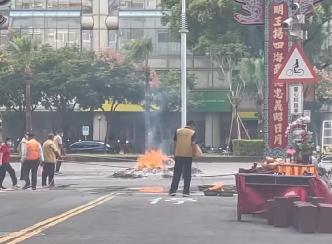 高市道路燒紙錢惹議...網怒嗆「還有王法?」 警環都開罰