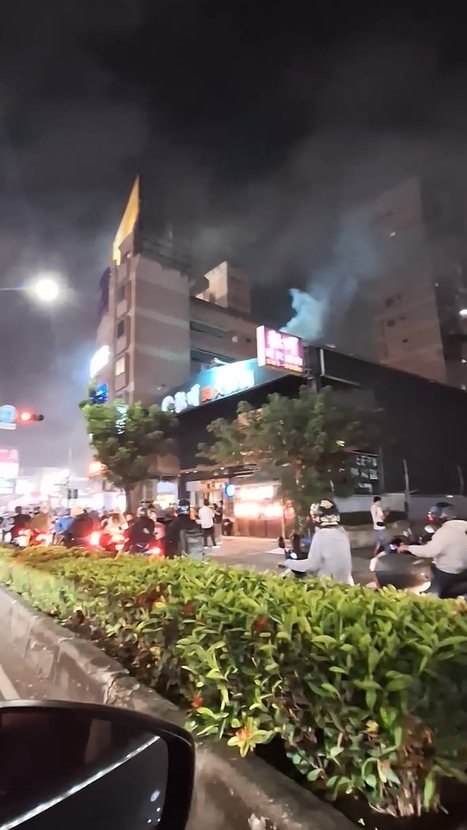 影/高雄知名無煙燒肉店失火一堆人圍觀 網稱「又是免單的一餐」