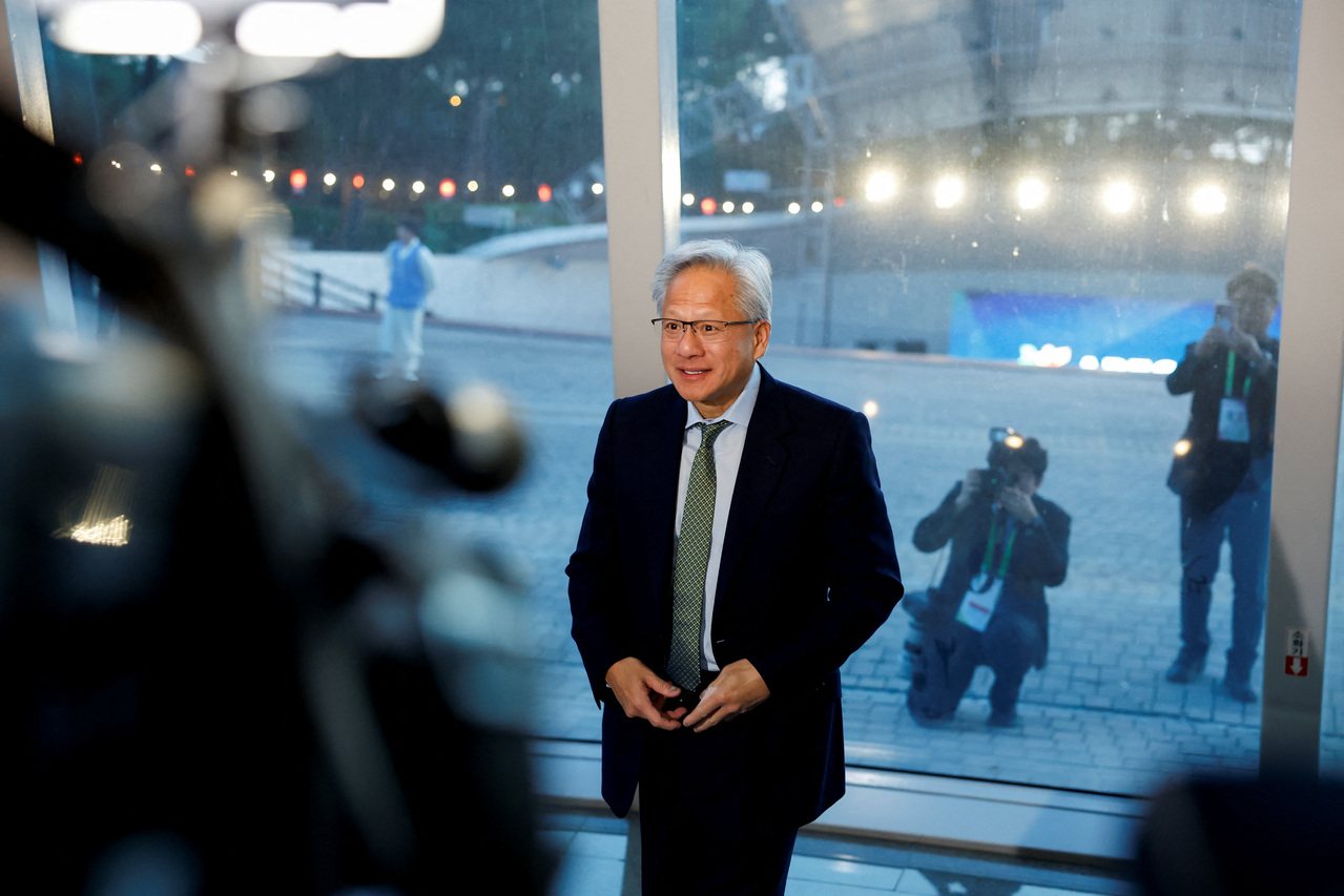 黃仁勳憶與韓國網咖淵源 龍山商場貼炸雞逗趣照