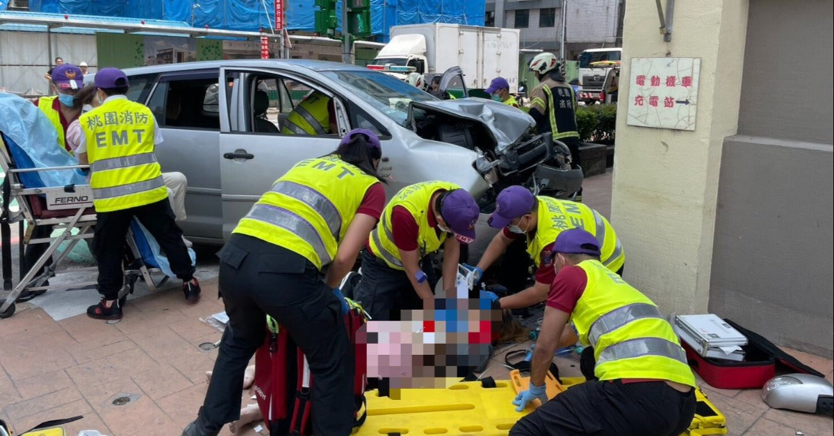 桃園八德重大車禍 2路人挨撞命危