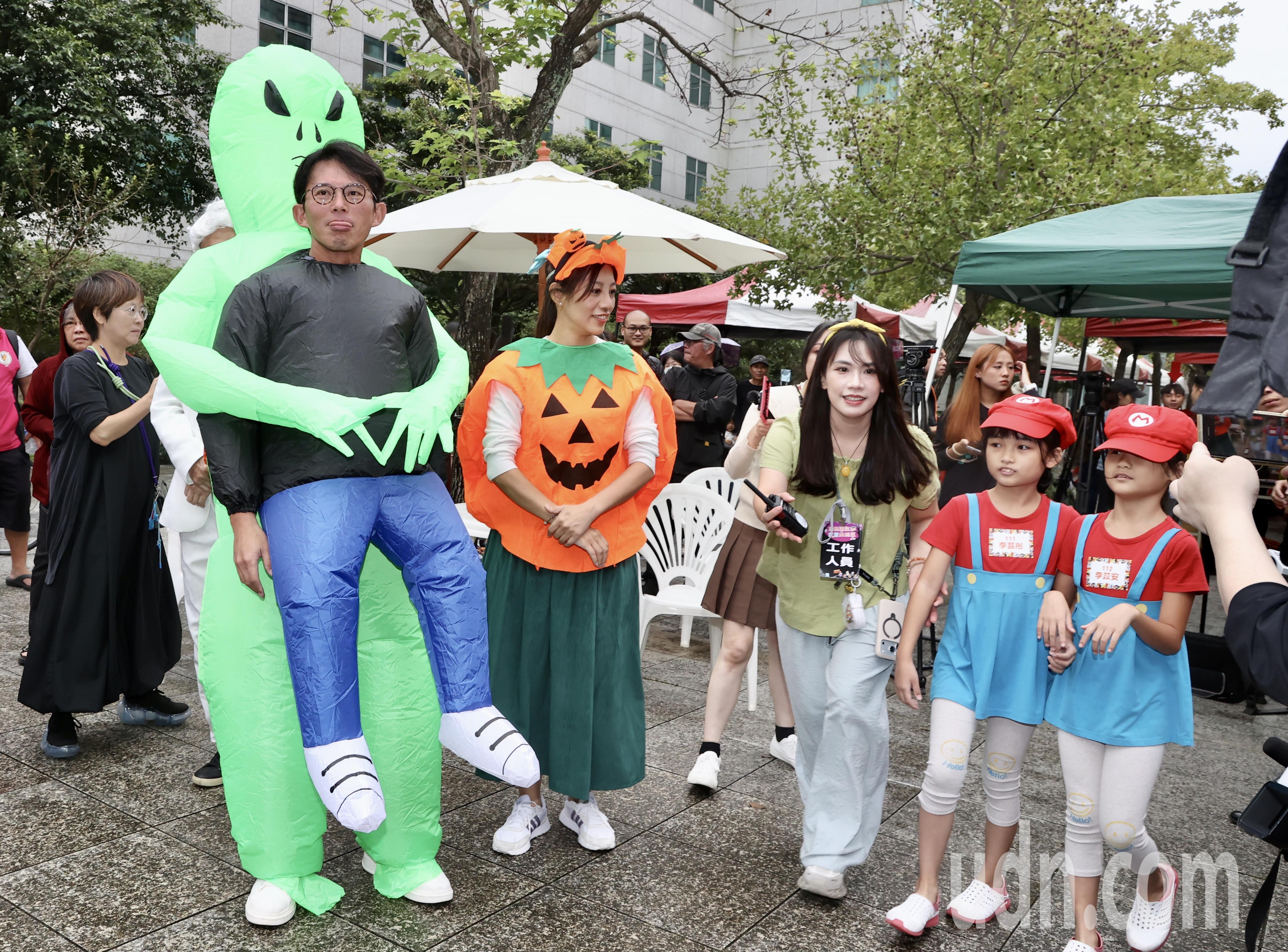 影／萬聖節扮「被抓走」 黃國昌：快擊倒綠色怪物救我