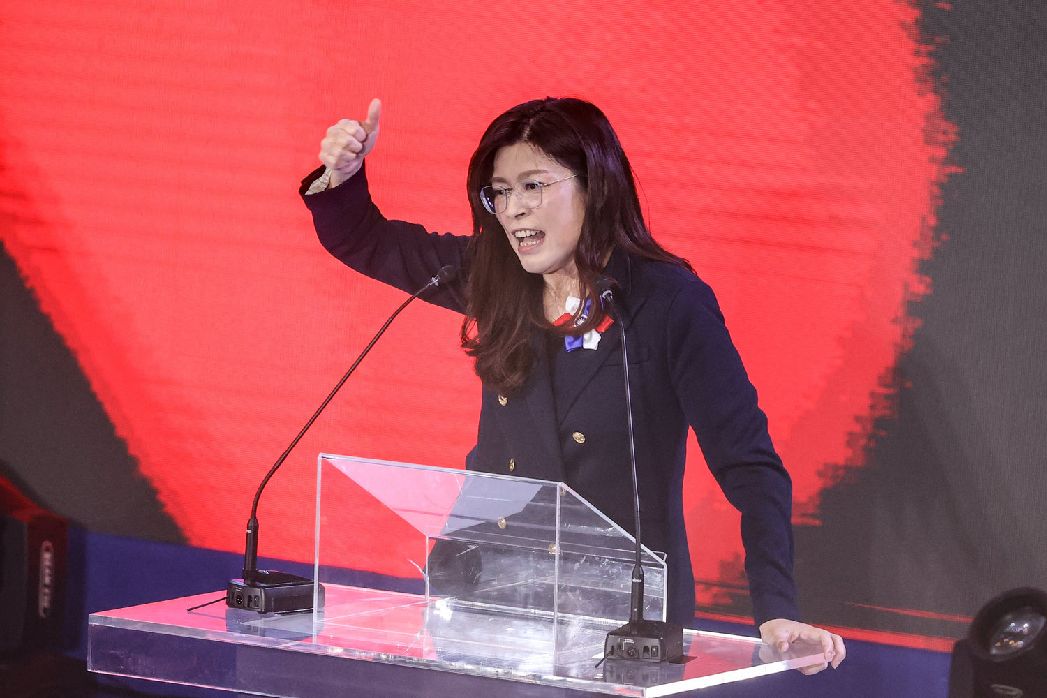 獻花給反制罷免被訴黨工 鄭麗文：受到的委屈會討回來