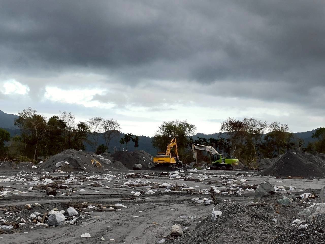 馬太鞍溪洪災逾月5人仍失聯 花蓮縣府不放棄…招標重機具持續挖